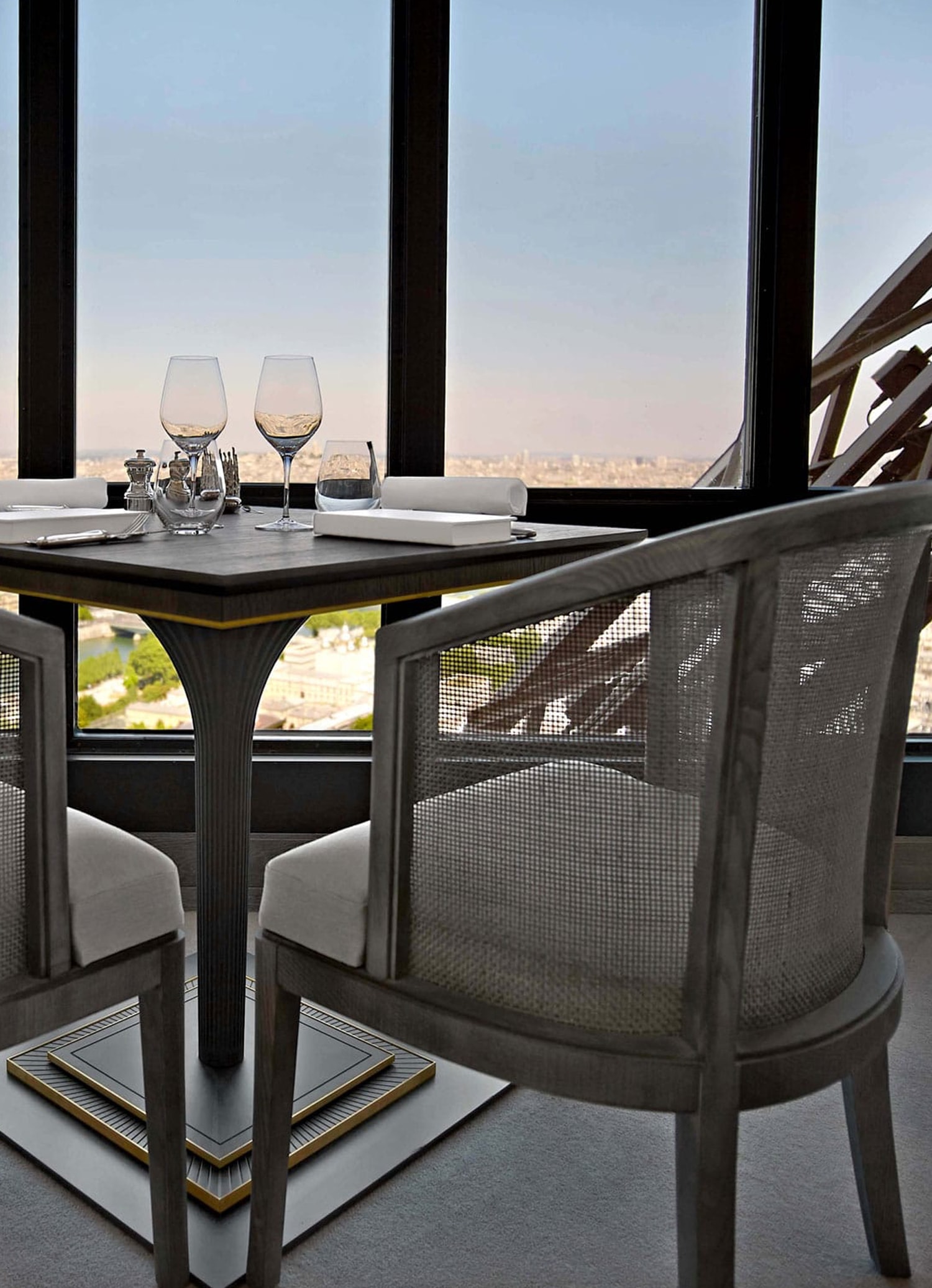 Le Jules Verne - Restaurant Interior